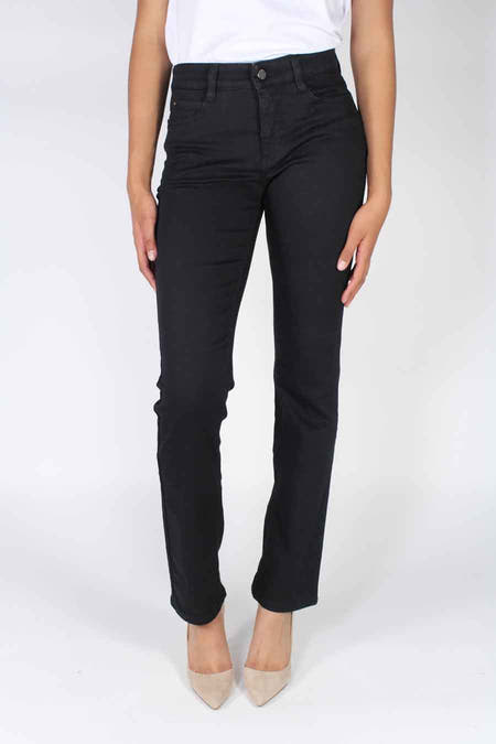 Zwarte rechte jeans van MAC, gecombineerd met beige pumps.
