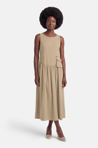 Beige mouwloos jurkje van ADORE met zakken en geruchte rok, gedragen met strassbespikkelde hoge hakken, front view