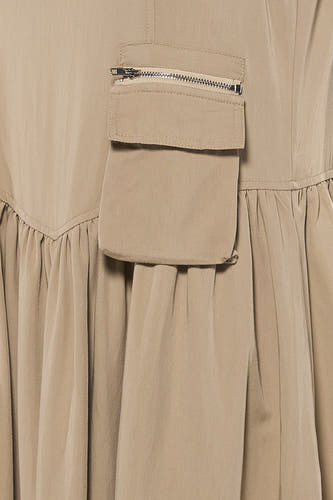 Beige mouwloos kleedje van ADORE met ritszak en gerimpelde zoom, close-up detail