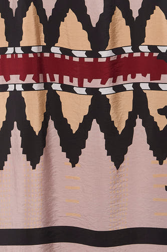 Multicolor kleedje van ADORE met geometrische patronen in roze, zwart, beige en bordeaux, textuurrijke stof, close-up detail