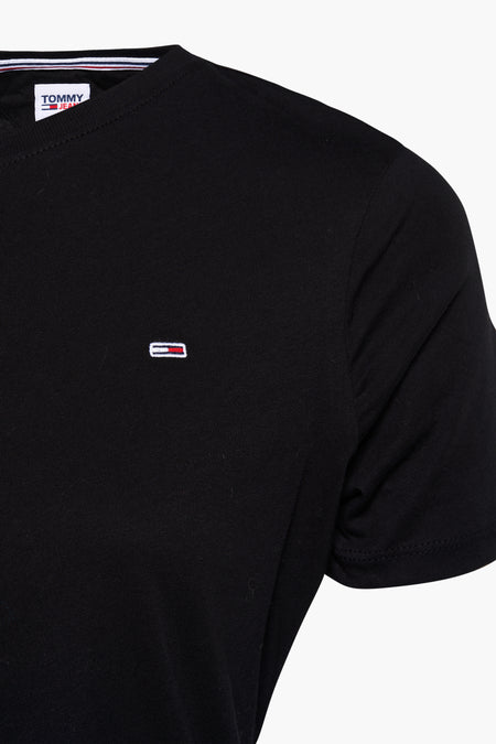 Zwart katoenen T-shirt met ronde hals van TOMMY JEANS, voorzien van klein borduursel op borst en gestreept label aan nek.