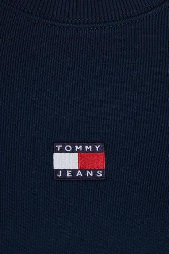 Blauwe sweater van TOMMY JEANS, met een klein logo embleem op de borst en een ronde hals.
