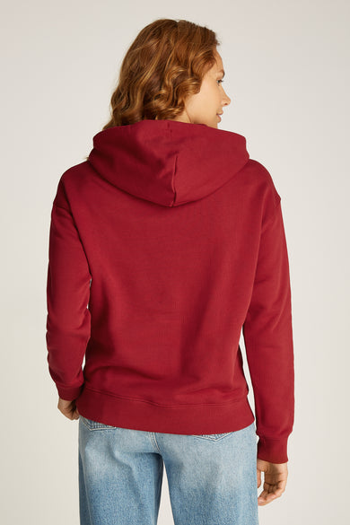 Rode sweater met kap van TOMMY JEANS, achterkant, gedragen met jeans.