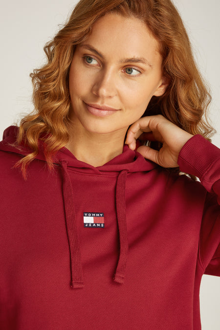 Rode sweater met kap van Tommy Jeans, met trekkoorden en logopatch op de borst.