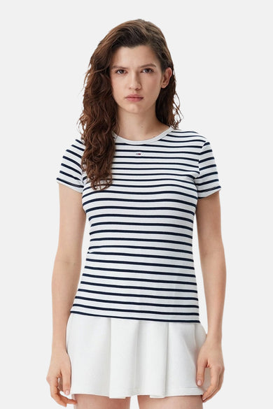 T-shirt bleu et blanc rayé à manches courtes de TOMMY JEANS, associé à une jupe blanche.