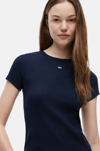 Blauw geribbeld T-shirt van TOMMY JEANS met klein rood-wit-blauw logo op de borst.