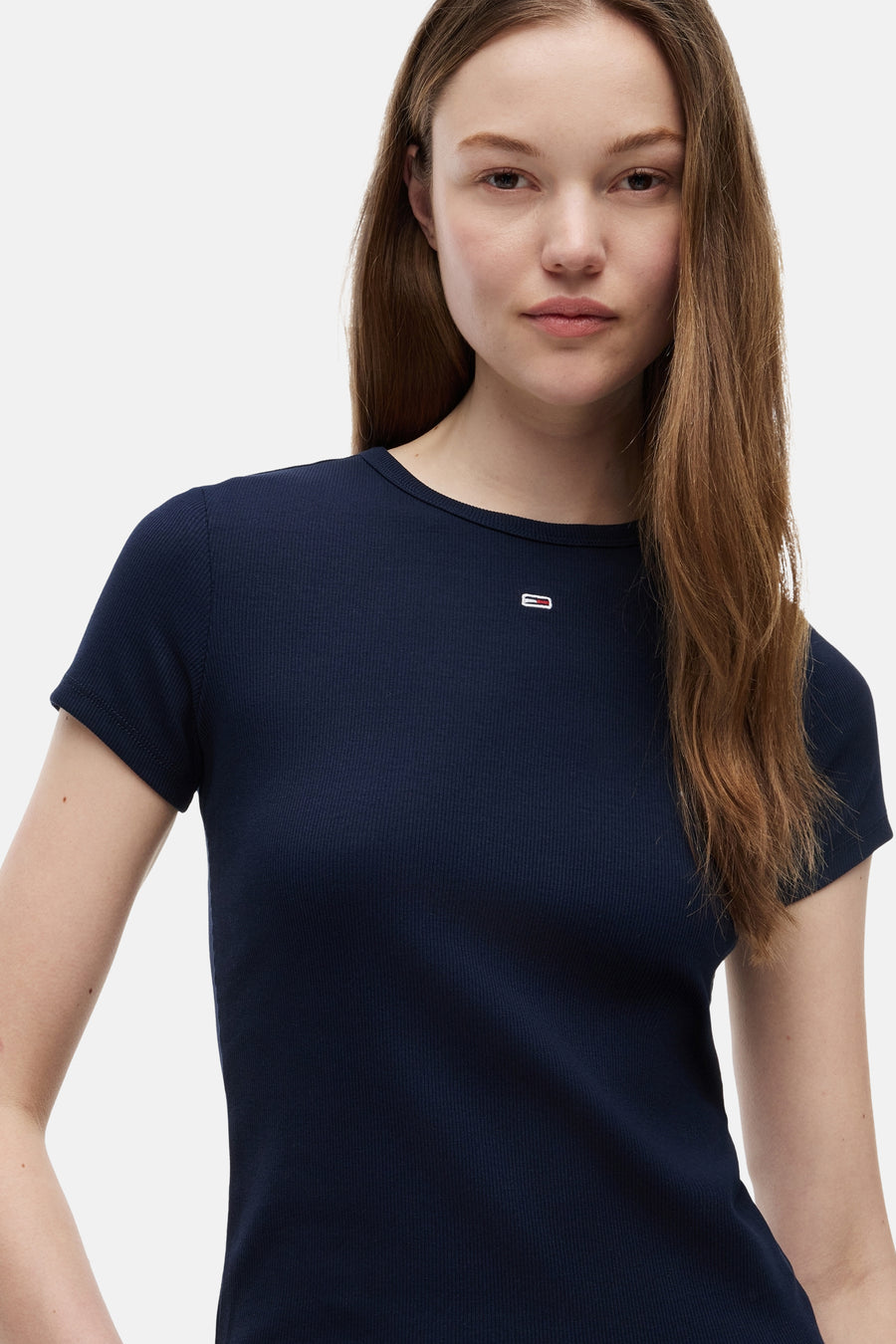 Blauw geribbeld T-shirt van TOMMY JEANS met klein rood-wit-blauw logo op de borst.
