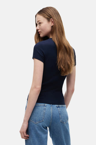 Donkerblauw geribbeld T-shirt van TOMMY JEANS, met korte mouwen en strakke pasvorm, van achteren gezien gedragen met een blauwe jeans.