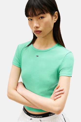 Groen T-shirt met korte mouwen van Tommy Jeans, met ribstructuur en gekruiste armen.