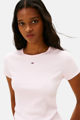 Roze T-shirt met korte mouwen van TOMMY JEANS, met een ribgebreide textuur en een klein logo op de borst.
