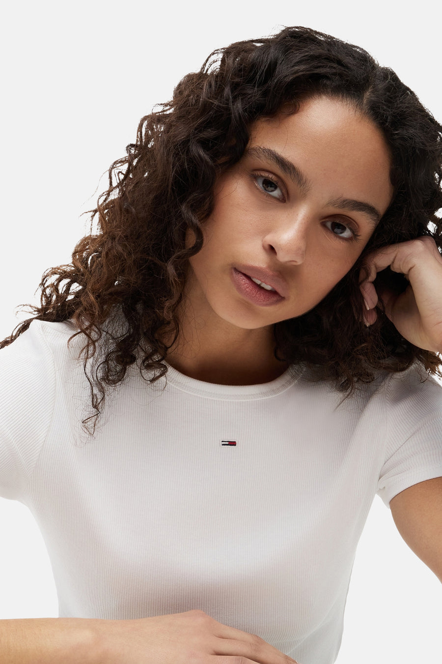 Wit geribbeld T-shirt van TOMMY JEANS met klein vlaglogo op de borst.