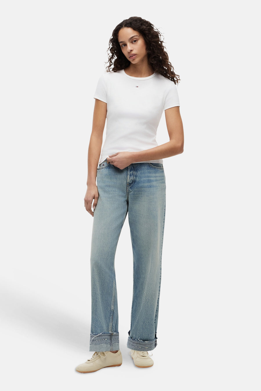 Geribbeld wit T-shirt van TOMMY JEANS met ronde hals en klein vlaglogo op de borst, gestyled met een jeans.