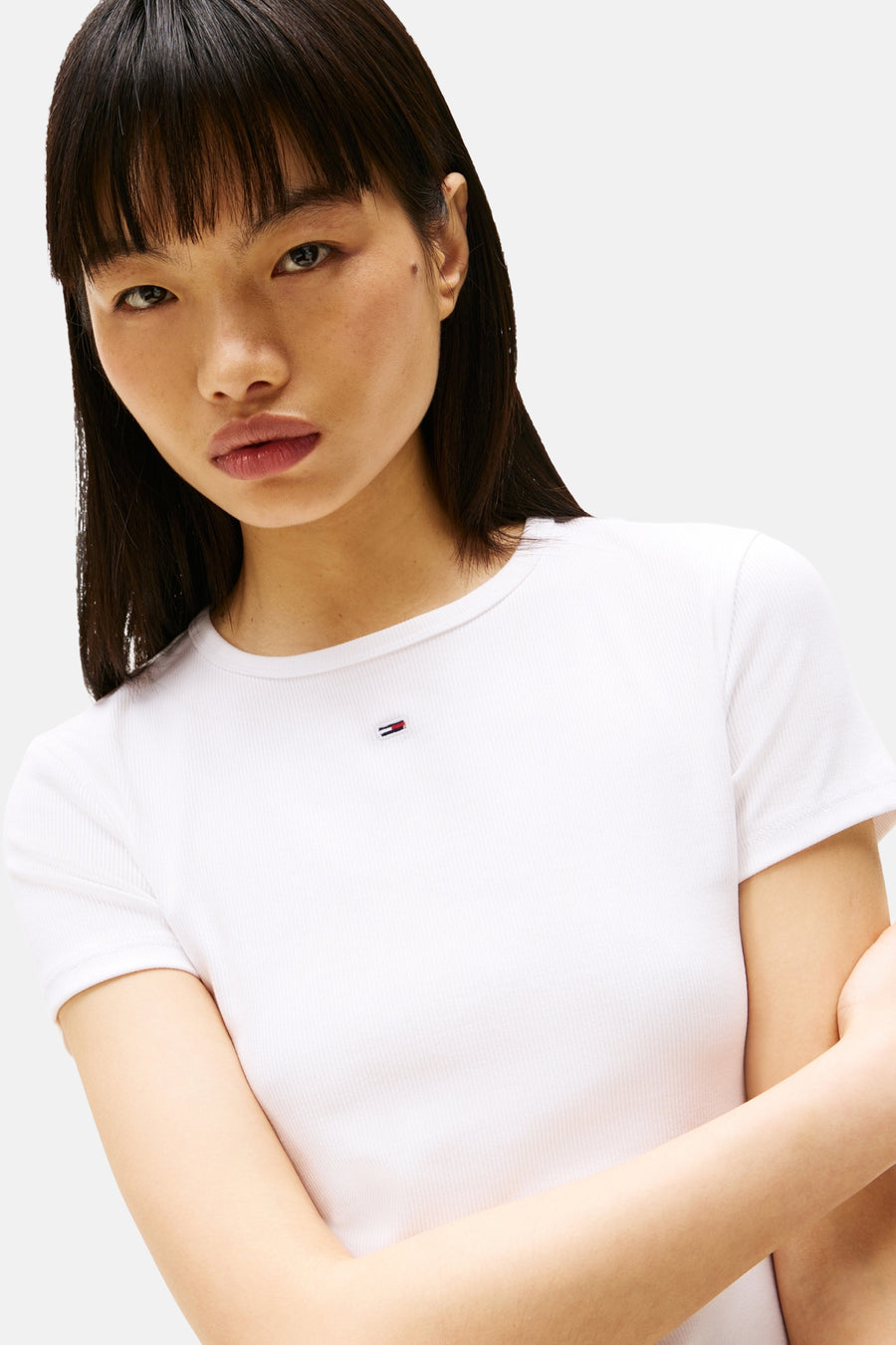 Wit geribbeld T-shirt van TOMMY JEANS, met klein geborduurd logo op de borst.
