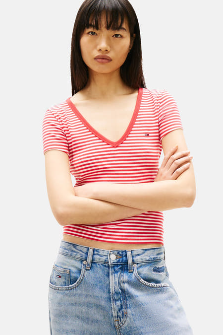 T-shirt multicolore à manches courtes TOMMY JEANS, avec un motif rayé, combiné avec un jean ample.