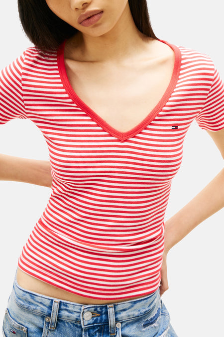 T-shirt multicolore TOMMY JEANS, avec des rayures rouges et blanches et des manches courtes.