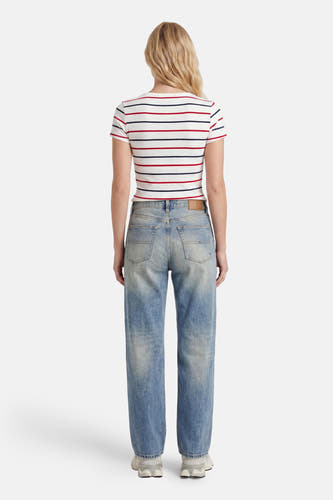 Multicolor gestreepte korte mouwen T-shirt van TOMMY JEANS, achterzijde weergegeven, wit met rode en blauwe strepen, gedragen met lichtblauwe jeans en sneakers