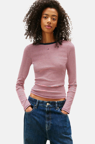 Meerkleurig T-shirt met lange mouwen van Tommy Jeans, met een gestreept patroon, gecombineerd met een jeansbroek.

