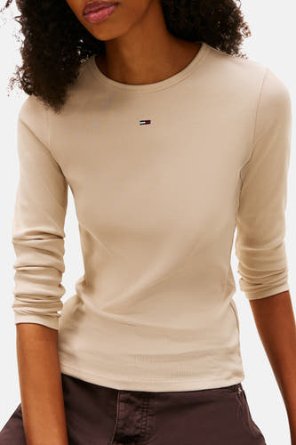 Beige T-shirt met lange mouwen van TOMMY JEANS, met fijne ribstructuur en klein logo op de borst.