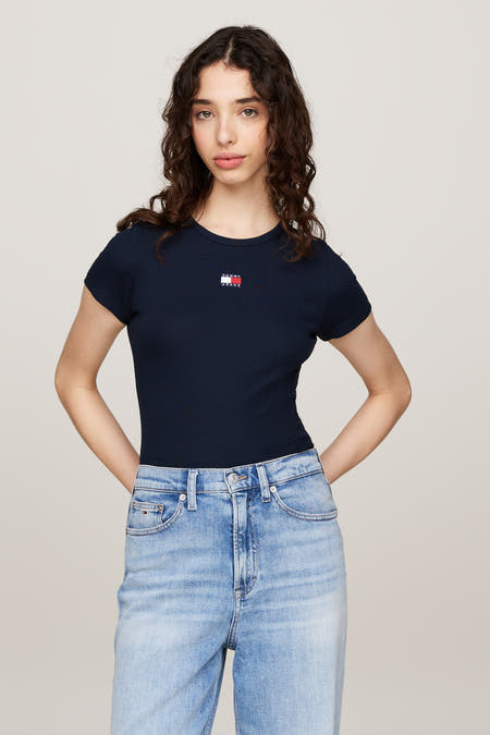 T-shirt bleu à manches courtes de TOMMY JEANS, avec une texture côtelée et le logo de la marque sur la poitrine.