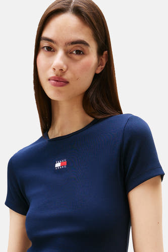 Blauw T-shirt met korte mouwen van TOMMY JEANS, met een geribbelde textuur en een klein logo op de borst.