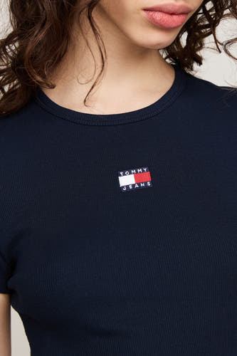 Blauw T-shirt met korte mouwen van TOMMY JEANS, met een geribbelde textuur en merklogo op de borst.

