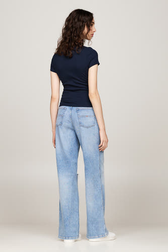 Blauw T-shirt met korte mouwen van TOMMY JEANS, gezien van achteren, gecombineerd met losse jeans.
