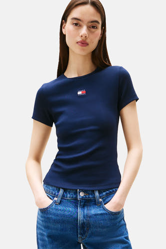 Blauw T-shirt met korte mouwen van TOMMY JEANS, met ribtextuur en logo op de borst, gecombineerd met een blauwe jeans.

