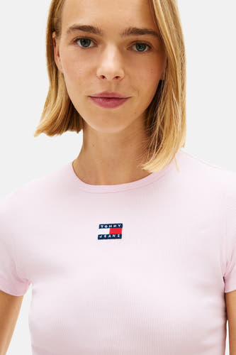 Roze T-shirt met korte mouwen van TOMMY JEANS, geribbelde textuur en een klein logo op de borst.