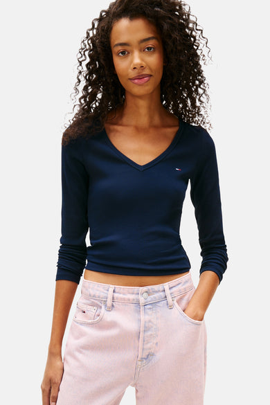 Blauw T-shirt met lange mouwen van TOMMY JEANS, gedragen met een roze jeans.