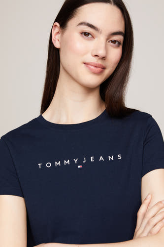 Blauw T-shirt met korte mouwen van TOMMY JEANS, gedragen door een model.
