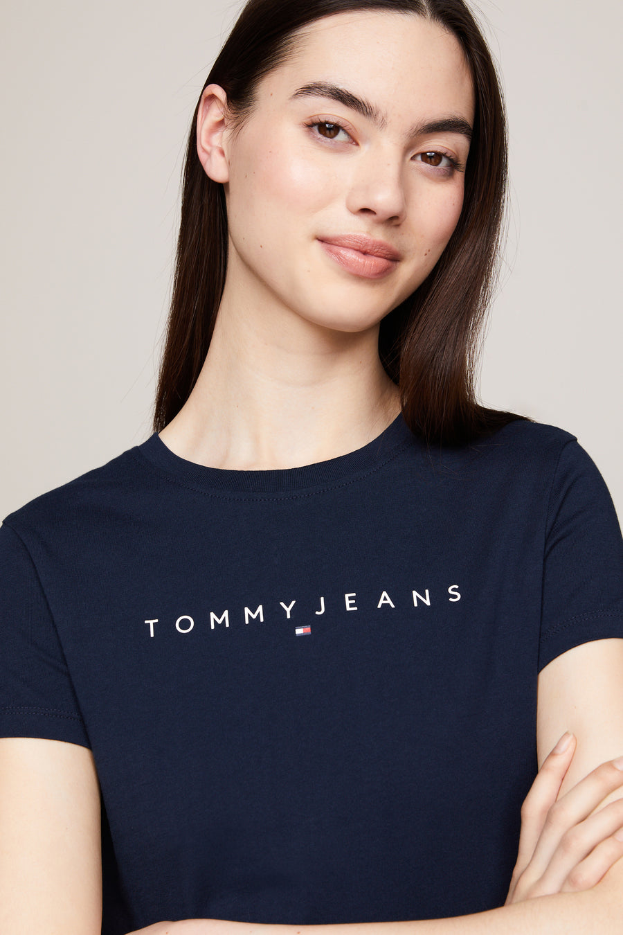 Blauw T-shirt met korte mouwen van TOMMY JEANS, gedragen door een model.
