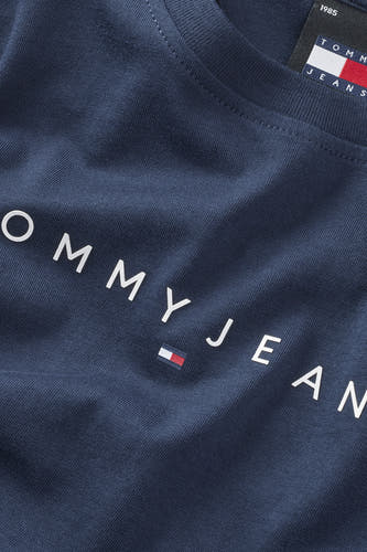 Blauw T-shirt met korte mouwen van TOMMY JEANS, met logo op de voorkant en een label in de nek.
