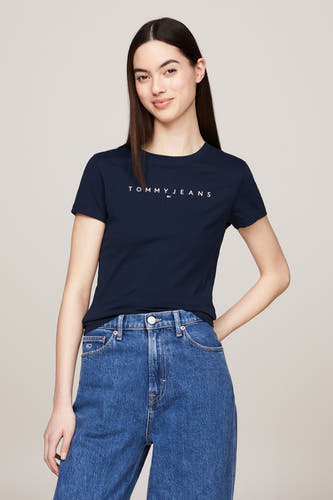Blauw T-shirt met korte mouwen van TOMMY JEANS, gedragen met een blauwe jeans.