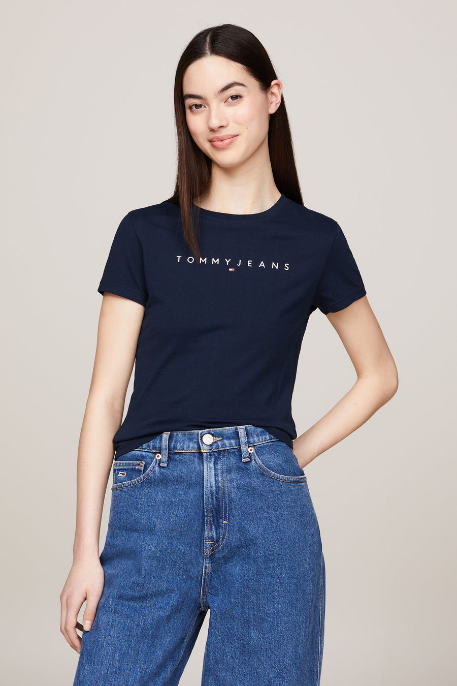 Blauw T-shirt met korte mouwen van TOMMY JEANS, gedragen met een blauwe jeans.