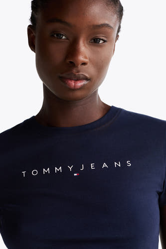 Blauw T-shirt met korte mouwen van TOMMY JEANS, met witte logo tekst op de borst.