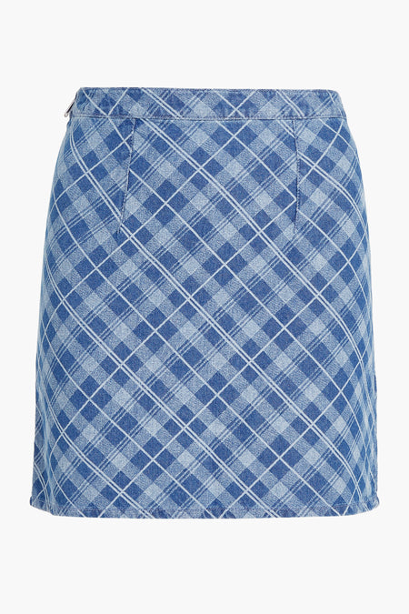 Blauwe korte rok van TOMMY JEANS met diagonaal ruitpatroon, zijrits en lichte denimtextuur.