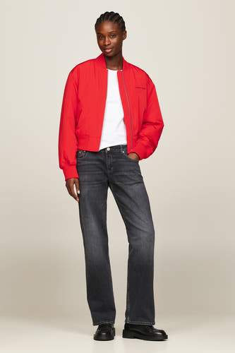 Jeans straight van donkergrijs denim van TOMMY JEANS, gedragen met een rood bomberjack en een wit T-shirt.