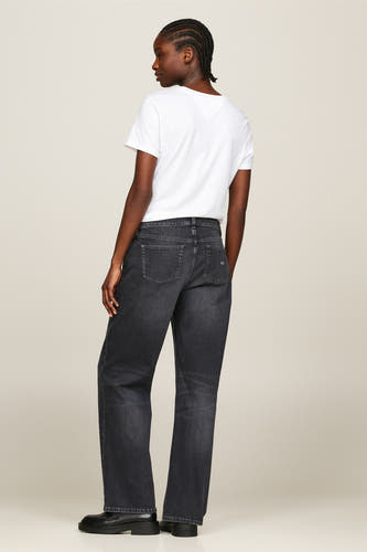 Rechte jeans van donkergrijs denim van Tommy Jeans, met achterzakken en een witte T-shirt.
