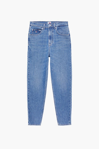 Jean mom bleu moyen de TOMMY JEANS, avec cinq poches et une texture denim légèrement usée.
