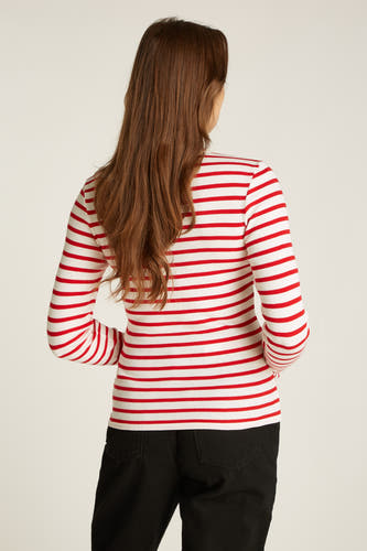 Rood-wit gestreepte T-shirt met lange mouwen van TOMMY JEANS, achterkant gezien, gecombineerd met een zwarte broek.
