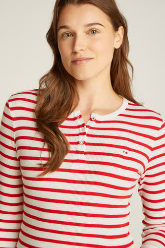Rood gestreept T-shirt met lange mouwen van TOMMY JEANS, met knoopjes en een klein logo op de borst.
