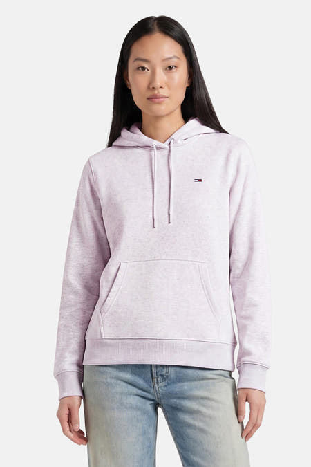Grijze hoodie met capuchon van TOMMY JEANS, voorzien van witte trekkoord, borstzak en klein logo, gedragen met jeans, front view