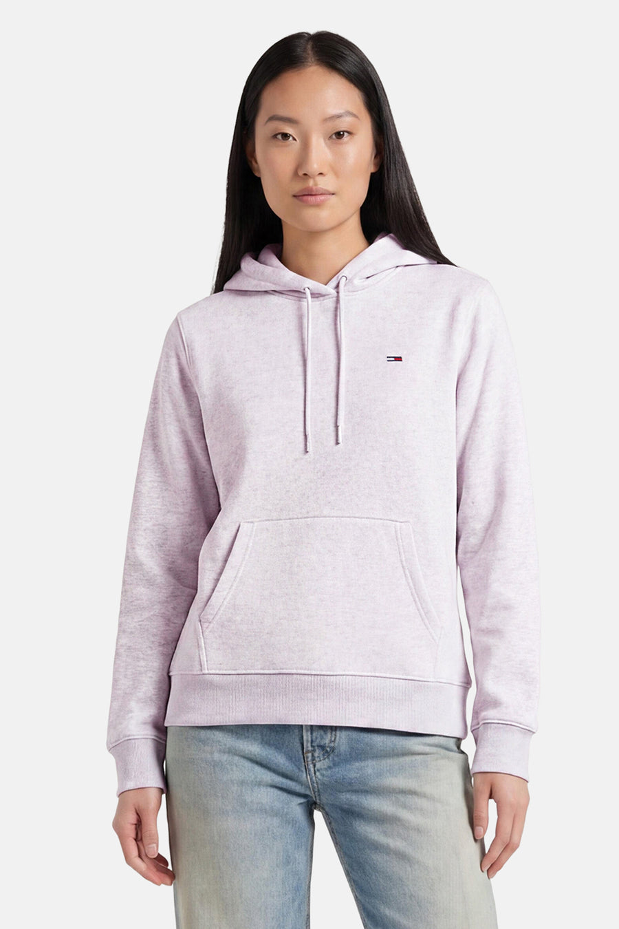 Grijze hoodie met capuchon van TOMMY JEANS, voorzien van witte trekkoord, borstzak en klein logo, gedragen met jeans, front view