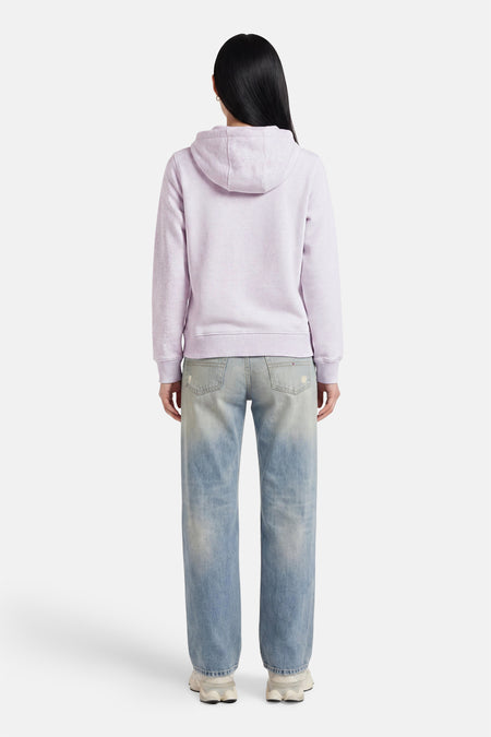 Lichtgrijze hoodie van TOMMY JEANS, achterzijde, met capuchon en ribboorden, gedragen met lichte jeans en sneakers