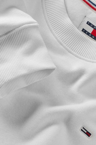Witte ronde hals sweater van TOMMY JEANS met ribboord, klein logo op borst en kleurrijke label details