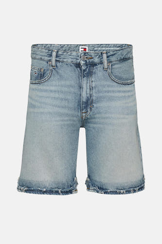 Short en denim bleu clair de TOMMY JEANS, avec des bords frangés et un lavage subtil.