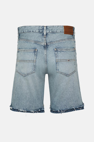 Short en denim bleu clair de TOMMY JEANS, avec des bords frangés et des poches arrière.