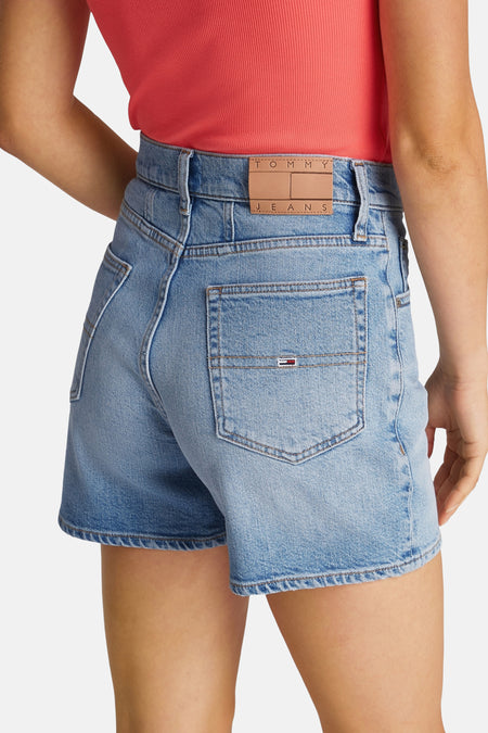Korte lichtblauwe denim short van TOMMY JEANS, met een merklogo patch op de tailleband en achterzak.
