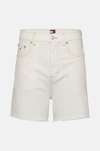 Short en denim blanc de TOMMY JEANS, avec des bords frangés et des points marrons.