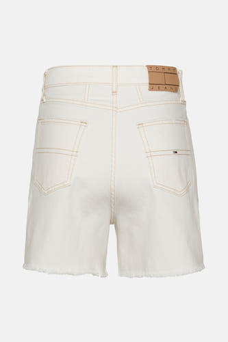 Shorts en denim blanc de Tommy Jeans, avec des poches arrière et un ourlet froncé.